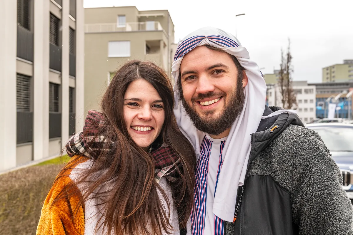 Scheich Oliver möchte bald nach Robenhausen ziehen. Unklar ist ob wegen der Fasnacht oder seinem Plüschtier Angela. Der Fasnachtsumzug in Robenhausen war laut, bunt und sehenswert.